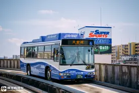 高架轨道上跑公交车，司机像开火车，带您见识名古屋的导轨巴士图片