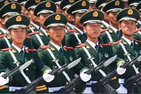 阅兵途中，女兵突然想上厕所该怎么办？中国做法获得国外效仿图片