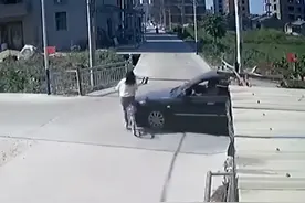 广东一女子骑车被撞淡定骑车离去，司机呆在原地久久望向她的背影图片