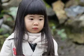 当年的“姐姐”长大啦，与哥哥近照亭亭玉立，大长腿吸睛镜头感足图片