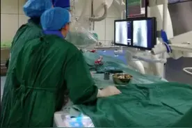 当了13年女孩后，竟发现自己是男孩，医生这么说图片