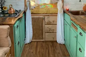 独立勇敢的女生，在房车上环游世界图片