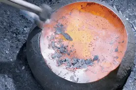 看得见锤花的都是假货！走访了山东章丘，真正的好铁锅都亮如明镜图片