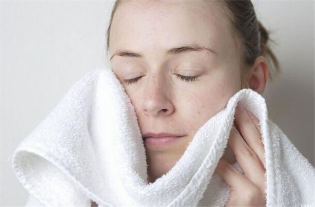 瞎洗脸，毁了多少女人的好皮肤！这种正确的洗脸方式你需要知道