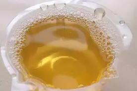 尿液很黄，还有一股异味，是咋回事？或是身体给你发出的“警告”图片