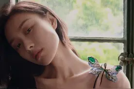 倪妮最新大片释出，蕾丝内衣配皮草大衣，又美又拽太爱了图片