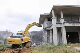 陵水打响2020年“两违”整治第一战 首个工作日 拆违逾5000平方米图片