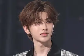 蔡徐坤的身头比好优越，宽肩很有安全感图片