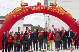 贫困户喜领脱贫光荣证书视频封面