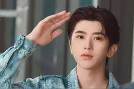 蔡徐坤快本录制与粉丝招手暖心满满，蓝色牛仔服青春洋溢图片