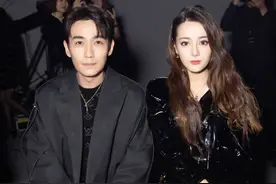 朱一龙与迪丽热巴同框看秀，两人坐姿成亮点，反差萌超大图片