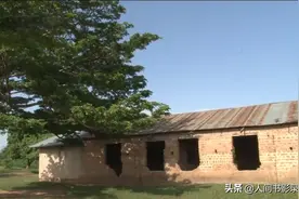 非洲学校的午餐脏水煮糙米，孩子都抢着吃，没带水只能饿肚子图片