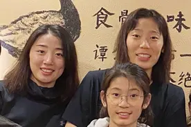 朱婷赢球带妹妹赴宴！13岁朱佳荟1米72基因强大 朱婷紧搂妹妹有爱图片
