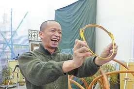 他为最爱的5个女人，取出肋骨做成项链！为博眼球还是行为艺术？图片