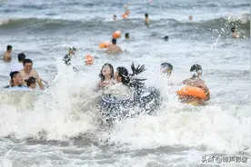 山东海边的冲浪女孩图片