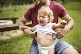 孩子不会自己穿衣服怎么办？看这里图片