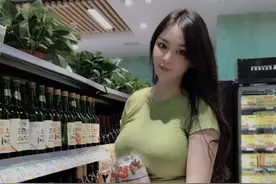 绿色T恤搭配黑色包臀裙，只有微胖的女生才能穿出如此时髦的气质图片