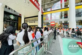 上海人又疯特！37度高温天南京路人人人排队！清一色的年轻小姑娘图片