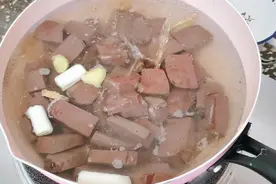 天凉了，猪血不要炒着吃了，教你猪血白菜粉丝汤，吃一口暖心暖胃图片