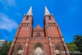 建于清朝的一座天主教堂，位于上海徐家汇，闻名全国图片