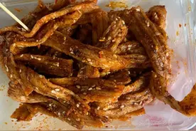咸阳小伙街头卖小吃，10多种口味，客人随便尝，一天卖300份图片