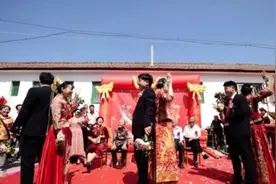 山东3胞胎兄弟同1天结婚3个伴娘看花眼，场面闹笑话，看啥情况图片