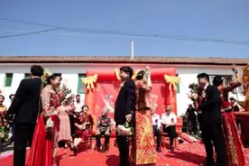 山东3胞胎兄弟同1天结婚3个伴娘看花眼，场面闹笑话，看啥情况图片
