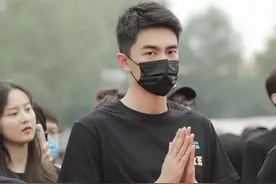 林更新、任嘉伦、王一博、杨洋同款短发黑衣亮相，四位身材太棒了图片