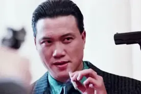 61岁万梓良亲吻空姐娇妻，结婚16年依然恩爱如初，当年大哥老了图片