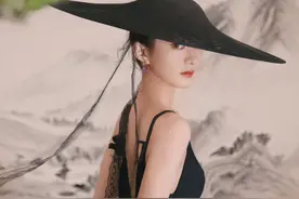 赵丽颖古风大片美回巅峰！长裙搭斗篷比女侠飒气，绝美容颜太抢镜图片