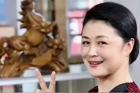 罗永浩拍汽车广告疑似违规，坐后排不系安全带，车辆行驶压黄实线图片