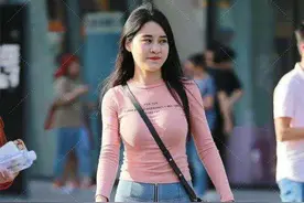 丰满型美女，穿搭粉色衫，甜美又靓丽图片
