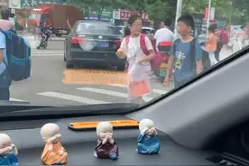 妈妈开车接儿子放学，竟被儿子装不认识略过，网友：别坏儿子好事图片