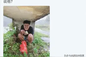 神回复：我朋友真是个笨蛋，下雨天躲在石墩下面，我该怎么说他？图片