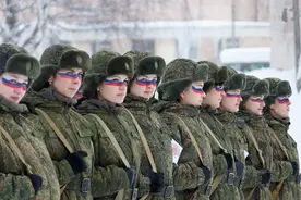 为什么二战影片里苏联女兵都穿裙子，上战场作战不碍事吗？图片
