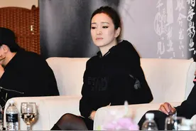 巩俐真敢穿！55岁卫衣配黑丝高筒靴，这造型一般人穿土气又媚俗图片
