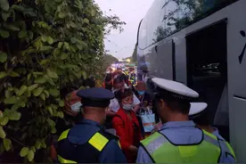 旅行团受困高速公路 路政员助其及时脱困图片