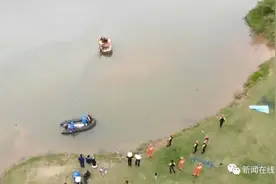 拿泡沫垫在江上玩耍，广西3名初中女生不幸溺亡图片