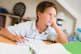 遇到孩子学习成绩落后等问题，要如何来正确教育和指导孩子呢？图片