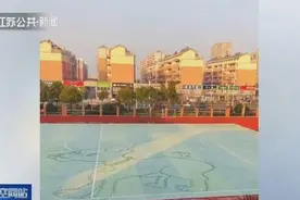 牛人！美术老师在霜降的草地上用脚踩画 画出的佩奇活灵活现图片