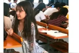 女同学故意转头和别人聊天，引起我的注意，我该怎么做？图片