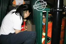 心惊肉跳！福建2岁幼童玩滑梯时被卡了图片