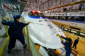 高铁脏了该咋清洗？中国只要2种方法，那到底是如何做的呢？图片