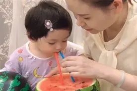 宝妈哄女儿喝药用“奇招”，孩子喝完后还直呼好喝，宝爸：套路深图片