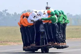 印军摩托车载60人创记录，被嘲笑为耍杂技，背后军事意义值得重视图片