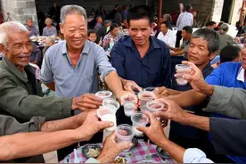 弟弟满月宴，礼金收的是红糖、挂面、鸡蛋等，总计120元左右图片