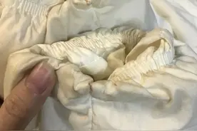 建议大家：冬天羽绒服脏了别用水洗，教你正确做法，一擦干净如新图片