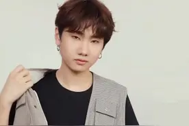 汪苏泷900万粉丝福利：自拍、唱歌、弹琴、洗澡图片