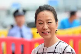 66岁奚美娟穿缎面裙，气质竟不输32岁的文咏珊，优雅魅力很强图片