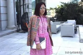 40岁甘比一身奢侈品，却总穿出浓浓“大妈感”，气质真是一言难尽图片